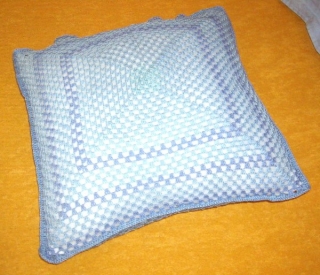 Polštář ručně háčkovaný 40 x 40 cm modro šedá kombinace