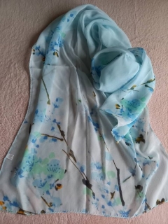 Šátek  šál 140 x 50cm s kvítky a větvičky modré