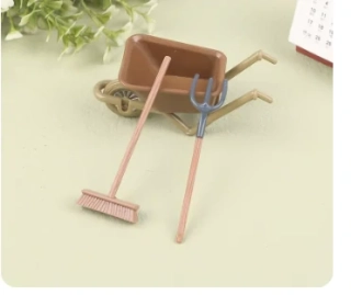 Miniatura kolečko a nářadí 