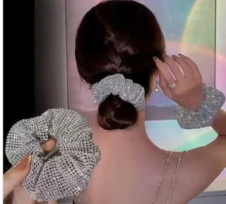Štrasová gumička na drdol do vlasů 