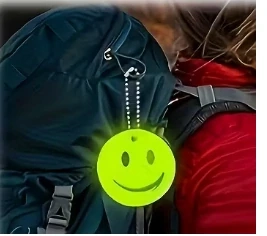 Reflexní smajlík svítící přívěšek do tmy 